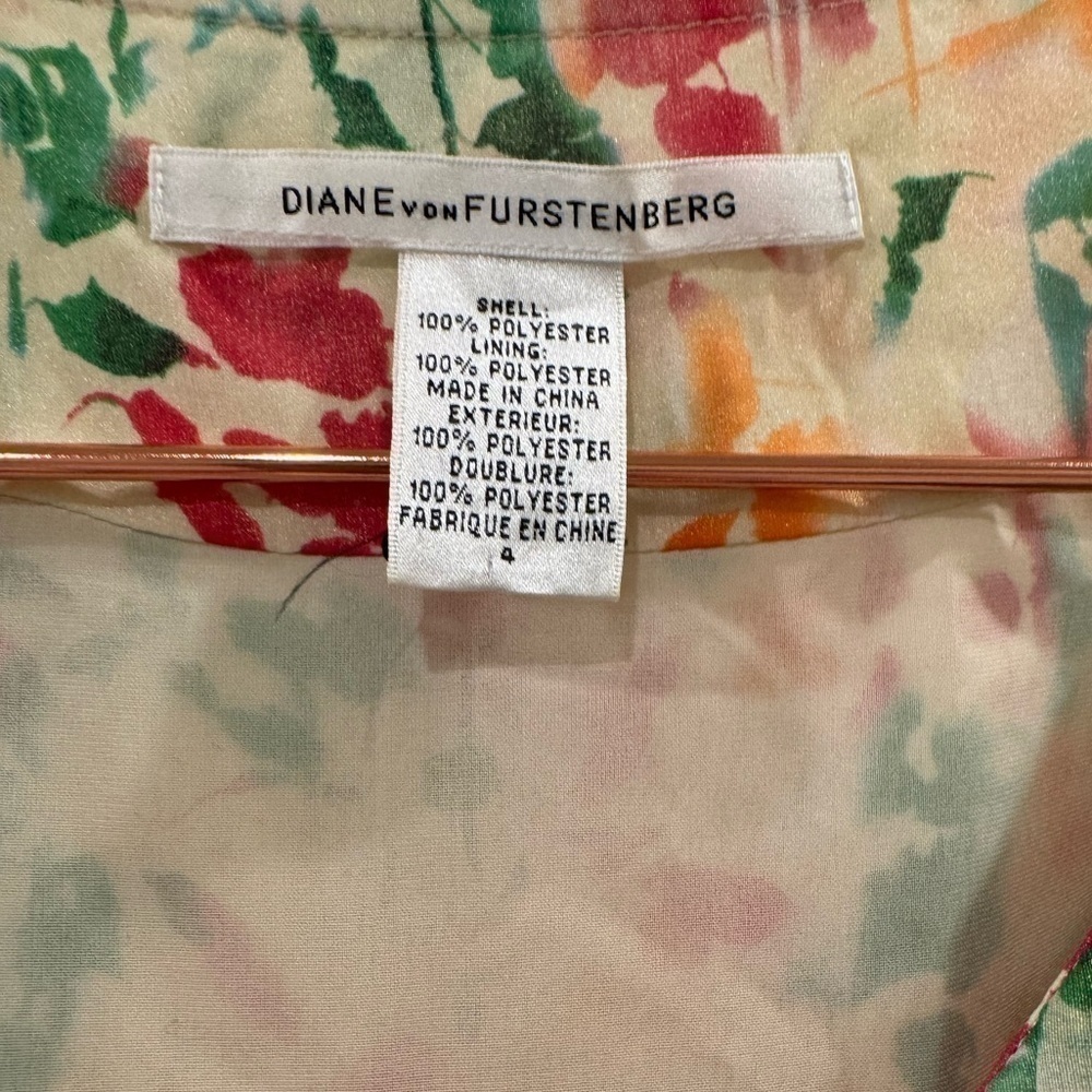 DIANE VON FURSTENBERG True Wrap Floral Top Size 4 VGUC - Picture 6 of 6